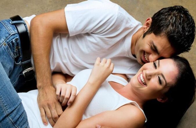 Чоловік збуджується, торкаючись дівчини